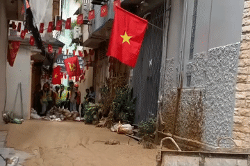 Bùn phun trào ở ngõ Giang Văn Minh, Hà Nội, nhà dân phải lập tức di dời