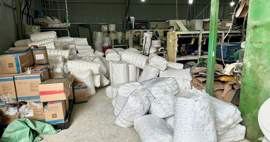 Kinh hoàng hàng vạn băng vệ sinh, bỉm trẻ em giả được sản xuất bằng công nghệ thô sơ