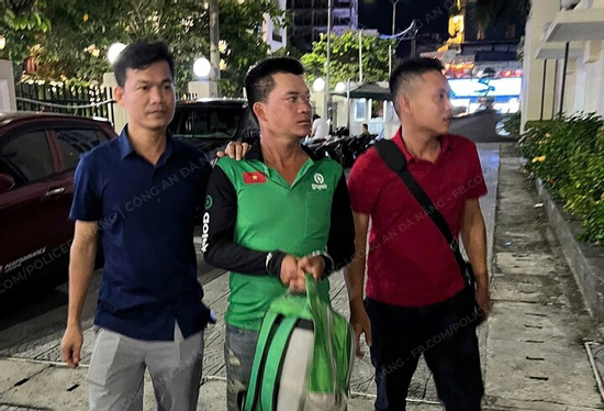 Tự chế nải chuối, nhánh cau bằng đồng mạ vàng, người đàn ông mang đi lừa đảo