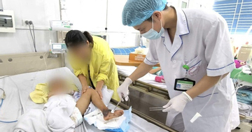 Tự chữa thuốc nam, bé trai 4 tuổi nhập viện vì hoại tử chân