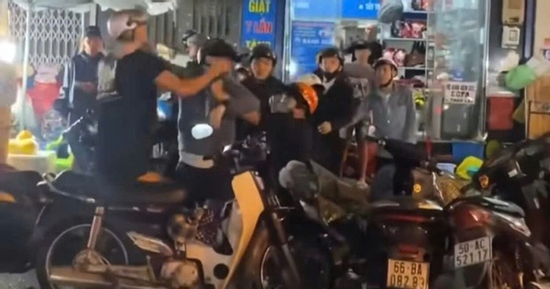 Xôn xao cảnh 10 thanh niên trẻ tuổi đánh đôi nam nữ nằm bẹp dưới đất