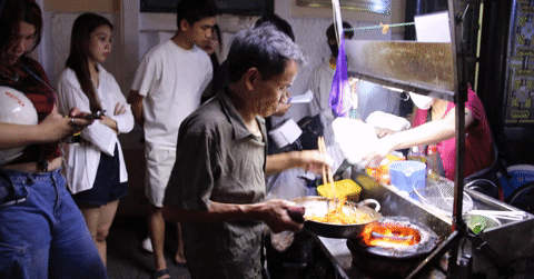 ‘Chú gù Nhà thờ Đức Bà Sài Gòn’ bán món ăn thơm nức, khách xếp hàng chờ mua