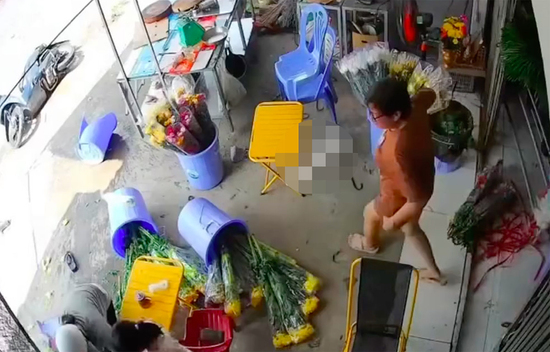 Hy hữu: Người phụ nữ bị bánh xe 'điên' tông trọng thương ở Vĩnh Long