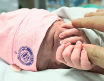 Khoảnh khắc xúc động đón em bé chào đời đúng giây phút giao thừa 2026