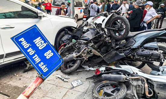 Ô tô lao lên vỉa hè, hàng loạt xe máy bị đâm hỏng