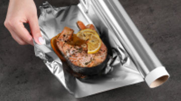 Dùng giấy bạc gói thức ăn thừa có hại thế nào?
