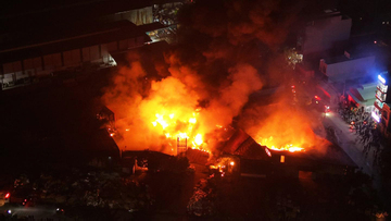 Khói lửa cuồn cuộn bao trùm xưởng gỗ gần ga Lạc Đạo, Hưng Yên