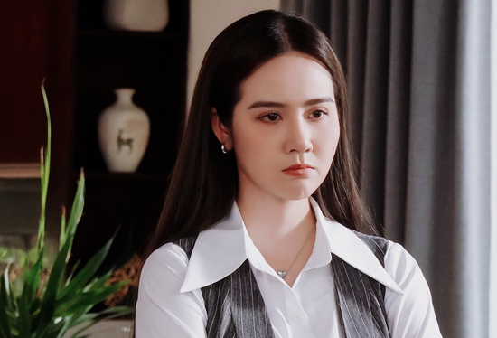 Nhan sắc thăng hạng và gu thời trang ấn tượng của Huyền Lizzie trong 'Cách em 1 milimet'