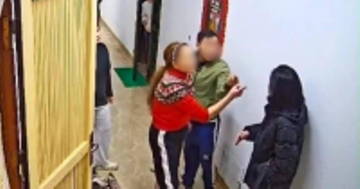 Triệu tập người phụ nữ túm tóc, đánh hàng xóm tại hành lang chung cư Hà Nội