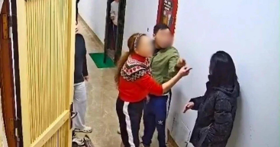 Triệu tập người phụ nữ túm tóc, đánh hàng xóm tại hành lang chung cư Hà Nội