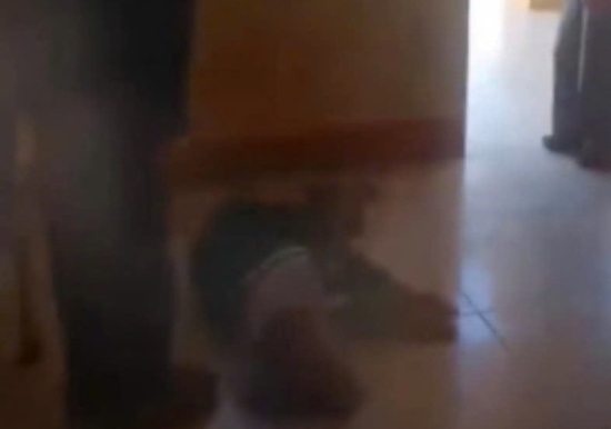 Xôn xao clip nữ sinh lớp 6 bị bạn đánh gục tại lớp học