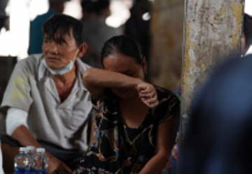 Chủ nhà oà khóc nhìn dãy nhà cháy rụi: 'Tết sắp tới mà nơi ở duy nhất không còn'