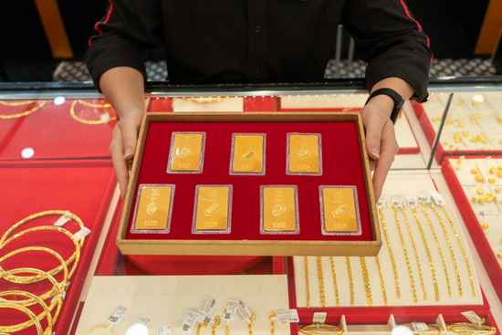 Giá vàng hôm nay 11/1: Vàng trong nước tiến sát ngưỡng 160 triệu đồng/lượng