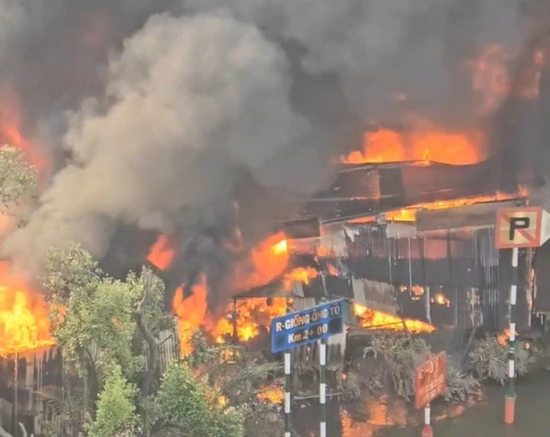 Lửa thiêu rụi dãy nhà gần chợ Bình Trưng, TP.HCM