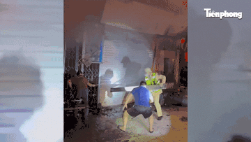 Nghệ An: Cảnh sát giao thông phá cửa cứu 11 người thoát khỏi đám cháy trong đêm