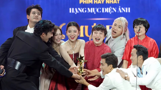 Phim 'Mưa đỏ' thắng lớn tại lễ trao giải Ngôi sao xanh 2025