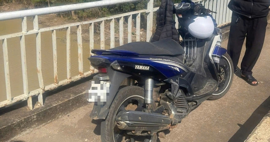 Tìm kiếm nam sinh viên để lại xe máy, giấy tờ tùy thân trên cầu