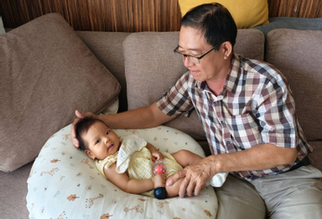 Bố chồng H'Hen Niê gây chú ý