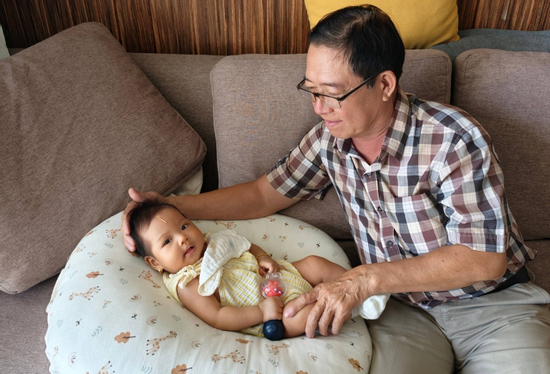 Bố chồng H'Hen Niê gây chú ý