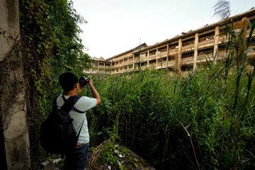 Cảnh hoang tàn bên trong ngôi trường 'đắp chiếu' 8 năm ở TPHCM