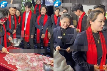 Chủ tiệm 21 tuổi phát vàng, thưởng cả tỷ đồng tiền mặt cho nhân viên