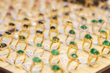 Giá vàng hôm nay 12/1: Tiếp tục giữ vững mức 4.500 USD/ounce