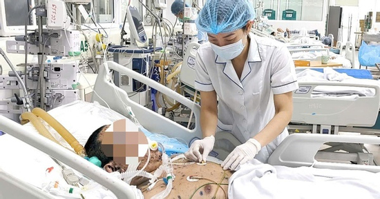 Mắc thủy đậu từ con, người cha 35 tuổi nguy kịch