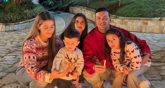 Nam ca sĩ 35 tuổi tử nạn trong vụ rơi máy bay, bỏ lại vợ và 3 con nhỏ