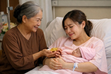 Ngày tôi sinh, chiếc túi vải mẹ chồng trao ngay ở bệnh viện khiến tôi bật khóc