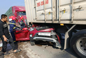 Ô tô con bẹp dúm sau tai nạn liên hoàn, 3 người trên xe bị trọng thương