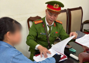 Phạt 225.000 đồng người bán hàng rong 'chặt chém' khách Tây ở phố cổ