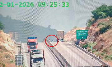 3 cháu nhỏ vào cao tốc Cam Lâm - Vĩnh Hảo chơi đùa, chặn xe