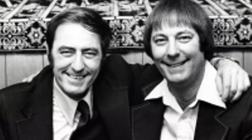 Bị chia cắt 39 năm từ lúc lọt lòng, cặp song sinh sống cuộc đời giống nhau đến lạ lùng