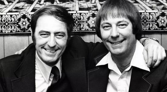 Bị chia cắt 39 năm từ lúc lọt lòng, cặp song sinh sống cuộc đời giống nhau đến lạ lùng