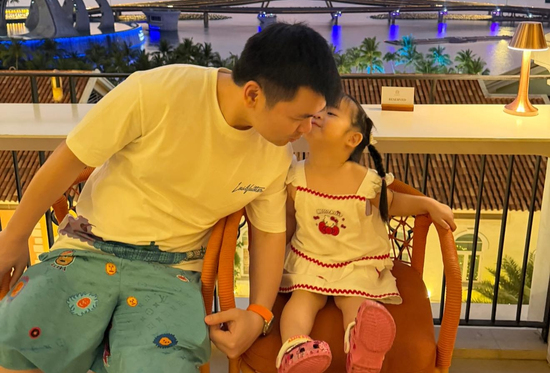 Chồng doanh nhân của Đỗ Mỹ Linh khoe khoảnh khắc con gái cực đáng yêu