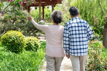 Gửi đều đặn 10 triệu đồng mỗi tháng, tôi chết lặng khi thấy cuộc sống ở nhà của bố mẹ