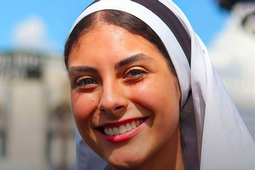 Hoa hậu 21 tuổi từ bỏ danh hiệu