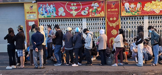 Xếp hàng mua vàng từ 4h sáng, nhiều người TPHCM buộc phải đổi cách