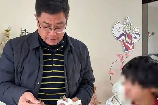 Xúc động con trai 63 tuổi 'dốc hết tiền', đi tìm người mẹ đã mất 40 năm