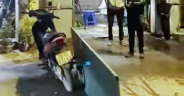 Hà Nội: Người đàn ông mang cánh cửa chặn ngang đường, thách thức tài xế ô tô