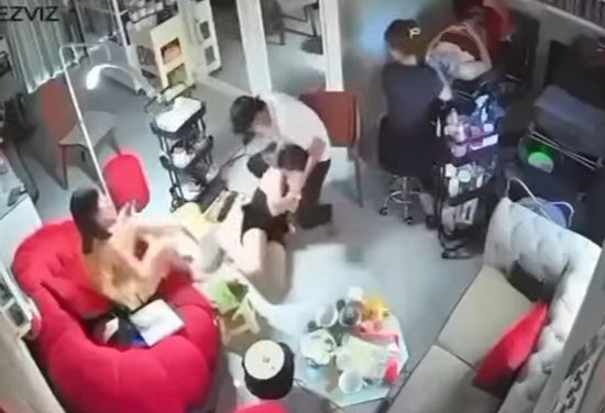 Nam thanh niên đâm nữ nhân viên cơ sở chăm sóc sắc đẹp rồi tự tử