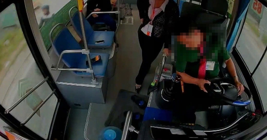 Tài xế xe buýt đột quỵ lúc chở hàng chục hành khách