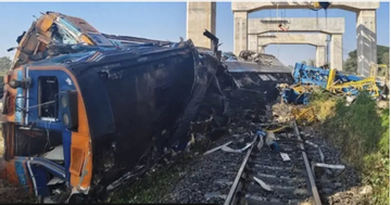 Tàu hỏa va chạm với cần cẩu ở Thái Lan, 100 người thương vong