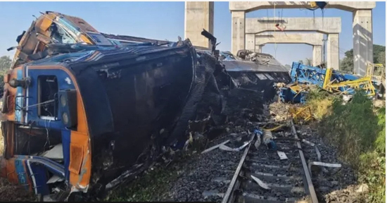 Tàu hỏa va chạm với cần cẩu ở Thái Lan, 100 người thương vong