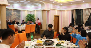 Thầy chủ nhiệm xuất hiện, buổi họp lớp tưởng cay đắng hóa ký ức ấm lòng