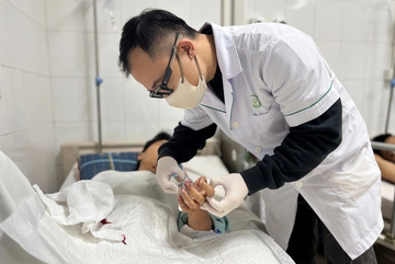 Thiếu niên 15 tuổi dập nát hai bàn tay vì pháo tự chế