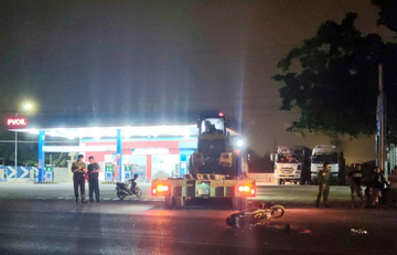 Xe đầu kéo lùi từ cây xăng va chạm xe máy, 1 người tử vong