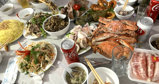 Cầm 300 nghìn mừng cưới bạn, cô gái vội đổi phong bì khi thấy mâm cỗ