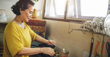 Lương hưu 5 triệu, cụ bà vẫn sống vui vẻ, đủ đầy nhờ một quyết định