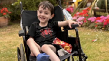 Mẹ phát hiện căn bệnh đáng sợ của con trai nhờ quan sát dáng đi bất thường